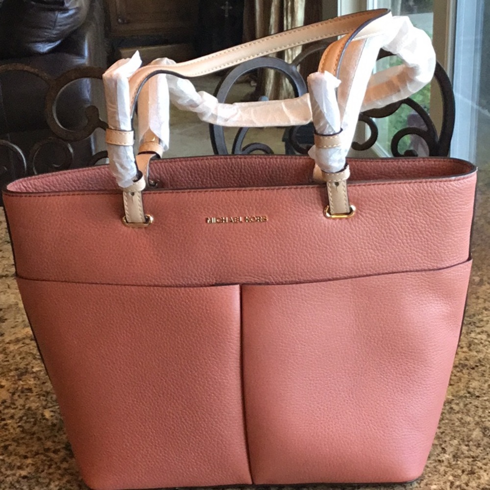 Great rare color!!! New Michael Kors Bedford tote. NWT. Color is peach